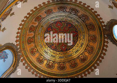 Verzierte Deckenmedaillons mit verzierten Blumen- und geometrischen Arabesken-Mustern im osmanischen Stil in Rot, Blau, Grün und Gold auf dem gewölbten Inneren des Topkapı-Palastes in Istanbul. Quelle: Topkapı Palace Museum, Istanbul / AF Fotografie Stockfoto