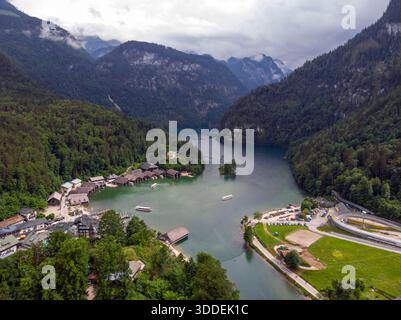 Königssee, Berchtesgadener Land, Bayern, Deutschland. Drone-Drone-Blick auf einen Natursee in den deutschen Alpen im Sommer. Stockfoto