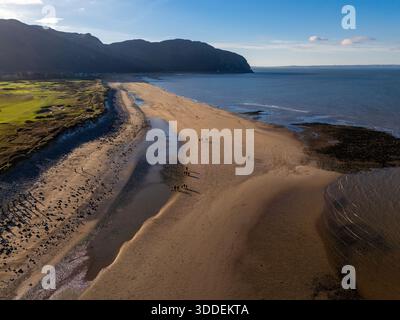 Conwy Caernarvonshire Golf Club und Morfa Beach im Dezember aus der Vogelperspektive Nordwales, Großbritannien Stockfoto