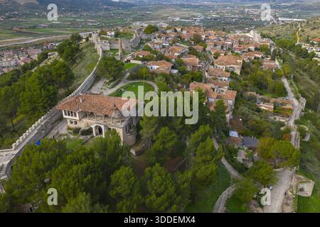Blick aus der Vogelperspektive auf das Schloss Berat mit Steinmauern, Häusern auf Hügeln und weiten Landschaften über das Tal des Osum Flusses. Stockfoto
