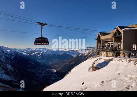 Chamonix-Mont-Blanc im Zentrum der französischen Alpen mit der Seilbahn Aiguille du Midi Stockfoto