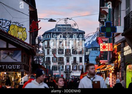 Chamonix-Mont-Blanc im geschäftigen Stadtzentrum der französischen Alpen Stockfoto