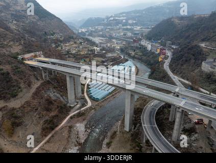 (251231) -- CHENGDU, 31. Dezember 2025 (Xinhua) -- ein Luftdrohnenfoto vom 27. Dezember 2025 zeigt einen Blick auf den Leshan-Xichang Expressway in Meigu County, südwestchinesische Provinz Sichuan. Der Abschnitt Mabian-Zhaojue des Leshan-Xichang Expressway in der Provinz Sichuan wird am 1. Januar 2026 für den Verkehr freigegeben. Sobald es geöffnet ist, wird die Reisezeit zwischen Zhaojue County und Mabian County von etwa fünf auf 1,5 Stunden verkürzt. (Xinhua/Jiang Hongjing) Stockfoto