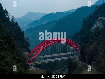 (251231) -- CHENGDU, 31. Dezember 2025 (Xinhua) -- ein Luftdrohnenfoto vom 27. Dezember 2025 zeigt einen Blick auf die Wuyiwan-Brücke des Leshan-Xichang Expressway im Südwesten Chinas in der Provinz Sichuan. Der Abschnitt Mabian-Zhaojue des Leshan-Xichang Expressway in der Provinz Sichuan wird am 1. Januar 2026 für den Verkehr freigegeben. Sobald es geöffnet ist, wird die Reisezeit zwischen Zhaojue County und Mabian County von etwa fünf auf 1,5 Stunden verkürzt. (Xinhua/Jiang Hongjing) Stockfoto