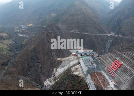 (251231) -- CHENGDU, 31. Dezember 2025 (Xinhua) -- ein Luftdrohnenfoto vom 27. Dezember 2025 zeigt einen Blick auf den Daliangshan Tunnel 1 des Leshan-Xichang Expressway in der südwestlichen Provinz Sichuan. Der Abschnitt Mabian-Zhaojue des Leshan-Xichang Expressway in der Provinz Sichuan wird am 1. Januar 2026 für den Verkehr freigegeben. Sobald es geöffnet ist, wird die Reisezeit zwischen Zhaojue County und Mabian County von etwa fünf auf 1,5 Stunden verkürzt. (Xinhua/Jiang Hongjing) Stockfoto