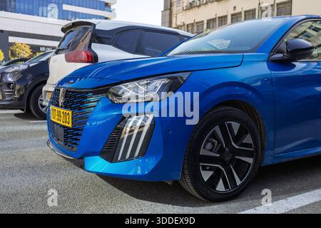 Nahaufnahme eines blauen Peugeot e-208-Elektroautos mit LED-Leuchten und Rad, Ramat Gan, Israel, 24. Dezember 2025 Stockfoto