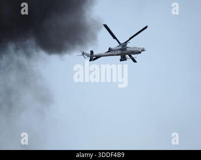 USMC AH-1Z Viper Helicopter und Black Smoke Stockfoto