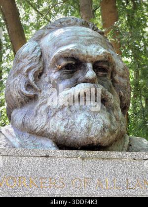 Grabmal von Karl Marx mit dem Slogan „Workers of All Lands Unite“ auf dem Highgate East Cemetery, London, England Stockfoto