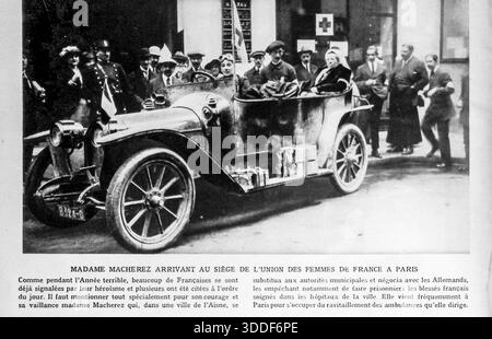 Französischer Zeitschriftenclip aus Le Miroir, 1914, mit dem Titel „zwei besonders mutige Frauen“. Das Bild zeigt Madame Macherez bei der Union des Femmes de France in Paris. Als prominente Persönlichkeit in der Region Aisne wird sie für Verhandlungen mit deutschen Streitkräften zum Schutz verwundeter französischer Soldaten in örtlichen Krankenhäusern gefeiert. Das Foto zeigt sie in einem Fahrzeug, das von einer Menschenmenge umgeben ist und die wichtige Rolle der Frauen bei humanitären Bemühungen und der zivilen Führung während des Ersten Weltkriegs unterstreicht. Stockfoto