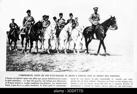 Ein Ausschnitt aus der französischen Zeitschrift Le Miroir, Oktober 1914, mit dem Titel "unter dem Oberkommando des Zaren". Das monochrome Bild zeigt Zar Nikolaus II. Zu Pferd, gefolgt von seinem Generalstab, während er die russischen Truppen überprüft. Zu diesem entscheidenden Zeitpunkt hatte die russische Armee angeblich mehr als acht Millionen Mann mobilisiert. Der Text hebt hervor, dass der Zar während der frühen blutigen Konflikte des Ersten Weltkriegs in Ostpreußen das persönliche Kommando über seine Truppen übernahm und das russische Militär als eine gewaltige Streitmacht zur Unterstützung der Verbündeten der Entente darstellte. Stockfoto