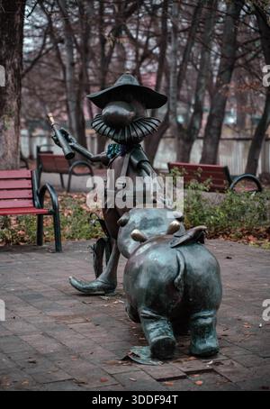 Lustige Statue von Pampalini mit einem Nilpferd an der Leine. Sie stehen in einem Park in Bielsko-Biala. Stockfoto