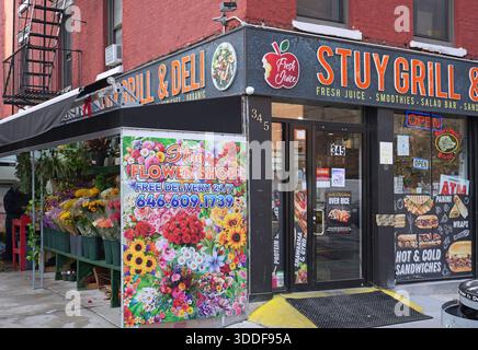 Kombination aus Feinkostgeschäft und Blumenladen in New York City, East Village Gegend Stockfoto