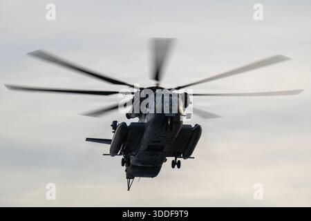 Ein Super-Hengst CH-53E des U.S. Marine Corps, der der Marine Heavy Helicopter Squadron 772 zugeordnet ist, bereitet sich auf die Landung auf der Westover Air Reserve Base vor Stockfoto