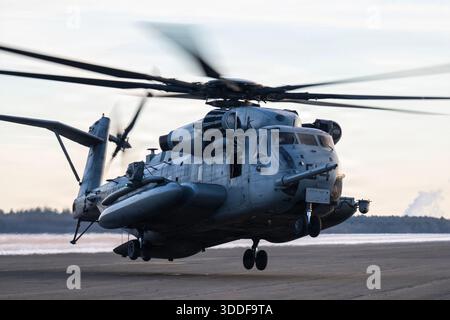 Ein Super-Hengst CH-53E des U.S. Marine Corps, der der Marine Heavy Helicopter Squadron 772 zugeordnet ist, bereitet sich auf die Landung auf der Westover Air Reserve Base vor Stockfoto