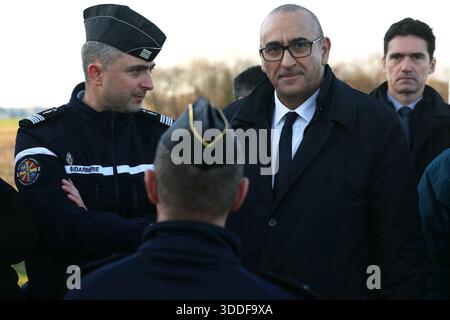Domont, Frankreich. Dezember 2025 31. Frankreichs Innenminister Laurent Nunez begrüßt die Strafverfolgungsbeamten bei der Präsentation eines Geräts für das Kontrollpunktsystem vor Silvester in Domont, einem Vorort von Paris, am 31. Dezember 2025. Foto: Alain JOCARD/Pool/ABACAPRESS.COM Credit: Abaca Press/Alamy Live News Stockfoto