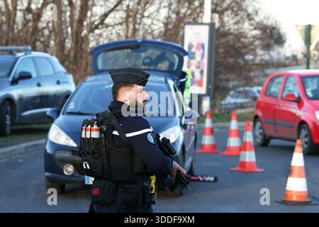 Domont, Frankreich. Dezember 2025 31. Während des Besuchs des französischen Innenministers zur Vorstellung eines Sicherheitsverfahrens vor Silvester in Domont, einem Vorort von Paris, am 31. Dezember 2025, steht ein französischer Gendarm an einem Kontrollpunkt. Foto: Alain JOCARD/Pool/ABACAPRESS.COM Credit: Abaca Press/Alamy Live News Stockfoto