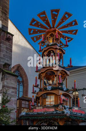 Basel, Schweiz - Dezember 09. 2025: Die Weihnachtspyradmid auf dem traditionellen Weihnachtsmarkt am Barfuessplatz in Basel, Schweiz. Es ist Re Stockfoto