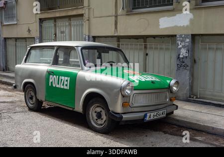 Athen, Griechenland - 4. Februar 2019: Deutscher Vintage-Polize-Trabant 601 Universal Polizei Retro-Kombi auf der Straße geparkt Stockfoto
