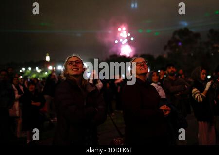 Melbourne, Australien. Januar 2026. Während der Silvesterfeier in Melbourne erleuchtet das Feuerwerk den Himmel. Melbourne begrüßte das neue Jahr mit einem großen Mitternachtsfeuerwerk in der ganzen Stadt, das Menschenmassen in das CBD, die Orte am Fluss und die ausgewiesenen Festzonen zog. Die jährliche Veranstaltung markierte den Übergang ins neue Jahr mit öffentlichen Festlichkeiten, Live-Unterhaltung und koordinierten Feuerwerken, die von mehreren Aussichtspunkten aus sichtbar waren. Quelle: SOPA Images Limited/Alamy Live News Stockfoto