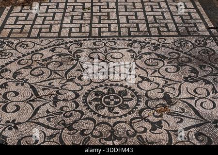 Hadrians Villa, Tivoli, Latium, Italien: Schwarz-weiße Tesseren in komplexen geometrischen und floralen Mustern im Erdgeschoss des Gästehauses Hospitalia für Beamte der mittleren Klasse, die Villa Adriano leiten, erbaut 118–138 n. Chr. als Rückzugsort aus Rom und luxuriöser Lustpalast für Kaiser Hadrian (regierte 117–138 n. Chr.). Hospitalia beherbergte wahrscheinlich auch Hadrians Prätorianergarde. Stockfoto