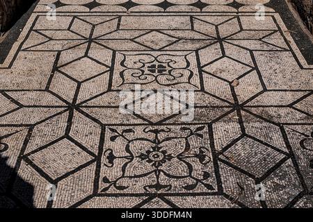 Hadrians Villa, Tivoli, Latium, Italien: 3D-Illusionen in typischem geometrischem schwarz-weißem Mosaik der Tesserae im Erdgeschoss des Gästehauses Hospitalia, erbaut für Beamte der Villa Adriano, gegründet 118–138 n. Chr. als Rückzugsort aus Rom und luxuriöser Lustpalast für Kaiser Hadrian (regierte 117–138 n. Chr.). Hier wohnte wohl auch die kaiserliche Prätorianergarde. Stockfoto
