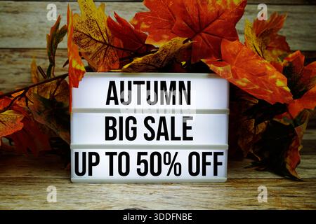 Autum Big Sale 50% Text mit Ahornblatt Dekoration auf hölzernem Hintergrund Stockfoto