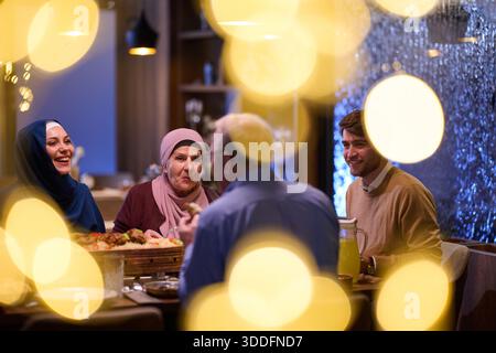 Die Familie genießt während der Ramadan-Feierlichkeiten iftar zusammen im Restaurant Stockfoto