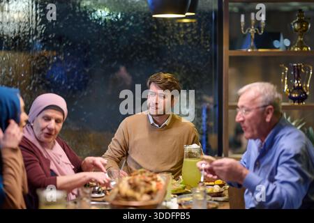 Familie genießt iftar in einem Restaurant mit Ramadan-Dekoration während des heiligen Monats Stockfoto