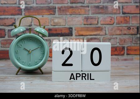 Holzkalender mit dem Datum des 20. April. Tag 20 im April Monat Stockfoto