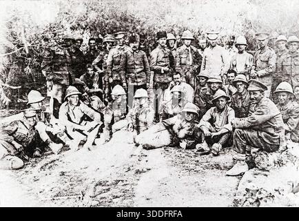Britische Soldaten, die von den Türken in der Zweiten Schlacht von Gaza in Jerusalem gefangen genommen wurden, April 1917, während des Ersten Weltkriegs, Foto einer großen Gruppe britischer Kriegsgefangener, die unter Bäumen sitzen und stehen, bewacht von osmanischen türkischen Soldaten in Uniform und Sonnenhelmen in der palästinensischen Landschaft. Foto aus einer historischen Publikation des frühen 20. Jahrhunderts über den Sinai- und Palästinenserfeldzug von 1917. Stockfoto