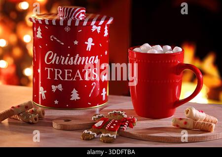Weihnachtliche Leckereien und heißer Kakao vor dem gemütlichen Kamin Stockfoto