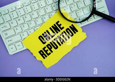 Gelbes Papier mit dem Text „Online Reputation“ und einer Lupe auf einer weißen Tastatur Stockfoto
