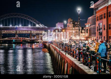 31. Dezember 2025: Newcastle, Großbritannien: Revellers feiern Silvester mit einem Familienfeuerwerk auf Newcastle Quayside. Foto: Thomas Jackson / Alamy Live News Stockfoto
