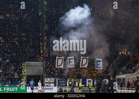 Fans des FC Internazionale, die während des Fußballspiels der Serie A 2025/26 zwischen Atalanta BC und dem FC Internazionale in der New Balance Arena in Bergamo zu sehen waren Stockfoto