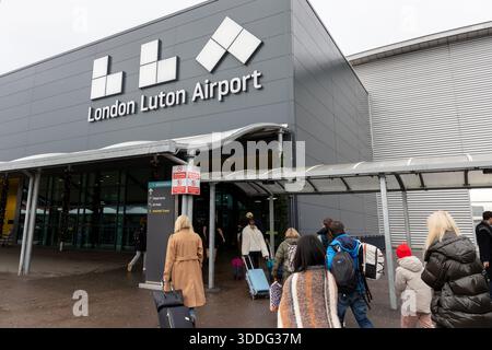Luton, Vereinigtes Königreich - 23. November 2025: Passagiere gehen zu den Abflugsteigen des Flughafens Luton in Großbritannien Stockfoto