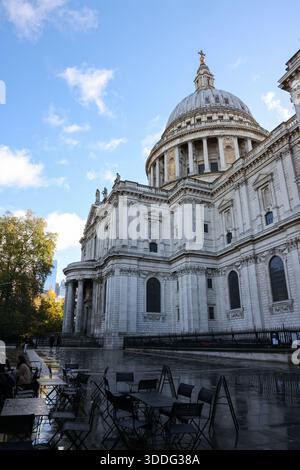 London, Vereinigtes Königreich - 23. November 2025: St Paul’s Cathedral, Londons berühmte barocke Kathedrale. Stockfoto