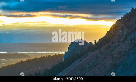 Aerial Mountain Sonnenaufgang über bewaldeten Hängen und Rocky Peaks Kalifornien Stockfoto