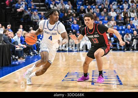 31. DEZEMBER 2025: Amari McCottry (4) dribbelt um die Verteidigung von Austin Williford (13) in einem regulären Saisonspiel, bei dem die Saint Joseph's Hawks die Saint Louis Billikens besuchten. Am Mittwoch, den 31. Dezember 2025, Richard Ulreich/CSM in der Chaifetz Arena in St. Louis, MO Stockfoto