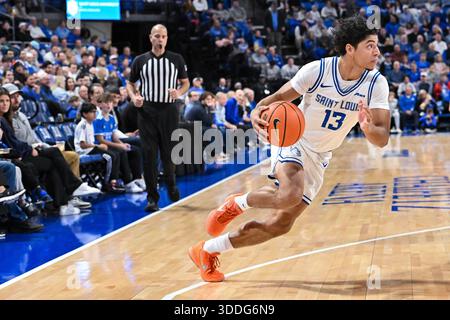 31. DEZEMBER 2025: Saint Louis Billikens Wachmann Dion Brown (13) bricht in einem regulären Saisonspiel in Richtung des Korbs, bei dem die Saint Joseph's Hawks die Saint Louis Billikens besuchten. Am Mittwoch, den 31. Dezember 2025, Richard Ulreich/CSM in der Chaifetz Arena in St. Louis, MO Stockfoto