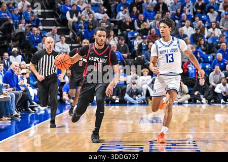 31. DEZEMBER 2025: Jaiden Glover-Toscano (11) tribbelt in einem regulären Saisonspiel, bei dem die Saint Joseph's Hawks die Saint Louis Billikens-Garde Dion Brown (13) besuchten. Am Mittwoch, den 31. Dezember 2025, Richard Ulreich/CSM in der Chaifetz Arena in St. Louis, MO Stockfoto