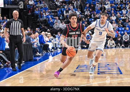 31. DEZEMBER 2025: Der Garde der Saint Joseph's Hawks Austin Williford (13) überwindet die Verteidigung von Saint Louis Billikens Stürmer Ishan Sharma (9) in einem regulären Saisonspiel, bei dem die Saint Joseph's Hawks die Saint Louis Billikens besuchten. Am Mittwoch, den 31. Dezember 2025, Richard Ulreich/CSM in der Chaifetz Arena in St. Louis, MO Stockfoto