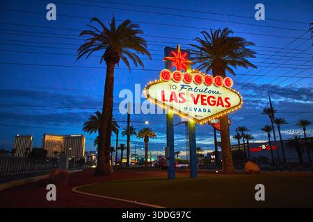 Willkommen im fantastischen Las Vegas Schild in der Abenddämmerung mit Palmen und dem Strip Stockfoto