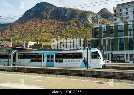 Aigle, Kanton Waadt, Schweiz - 30. Oktober 2025: Der Zug Glacier 3000 hielt am Bahnsteig von Aigle. Stockfoto
