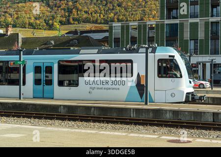 Aigle, Kanton Waadt, Schweiz - 30. Oktober 2025: Der Zug Glacier 3000 hielt am Bahnsteig von Aigle. Stockfoto