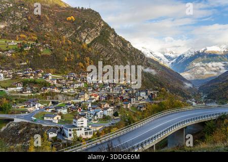 Staldener Dorf Herbstlandschaft Ende Oktober mit Brücken und verschneiten Bergen im Mattertal. Stalden, Kanton Wallis, Schweiz. Stockfoto