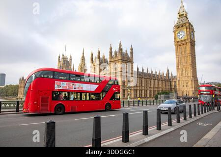 London Big Ben, Houses of Parliament und roter Doppeldeckerbus auf der westminster Bridge, typische Londoner Touristenszene, England, Großbritannien Stockfoto
