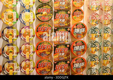 Instant Ramen an einer Wand im CupNoodles Museum Yokohama - Yokohama, Japan - 7. November 2025 Stockfoto