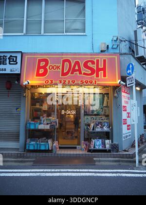Second Hand Bookstore Book DASH Storefront in einer ruhigen Straße in Jimbocho, Tokio, mit Retro-Schildern und Manga-Displays Stockfoto