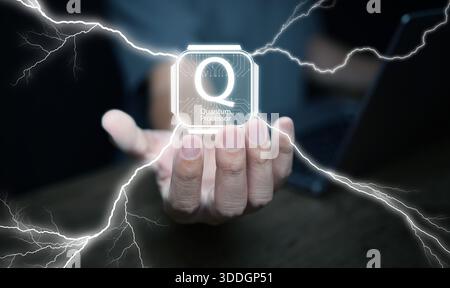 Ein Mann mit Laptop hält einen glühenden Quantenprozessor-Chip mit elektrischem Blitzeffekt. Ultraschnelle Rechenleistung, Weiterentwicklung der cpu, futuristische Prozesse Stockfoto