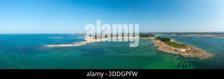Breites Luftpanorama der Bucht Anse de Trehennarvour in der Nähe von Saint Philibert mit geometrischen Austernbetten unter klarem türkisfarbenem Wasser, Sandstränden und felsigen Halbinseln unter einem leuchtend blauen Himmel. Stockfoto